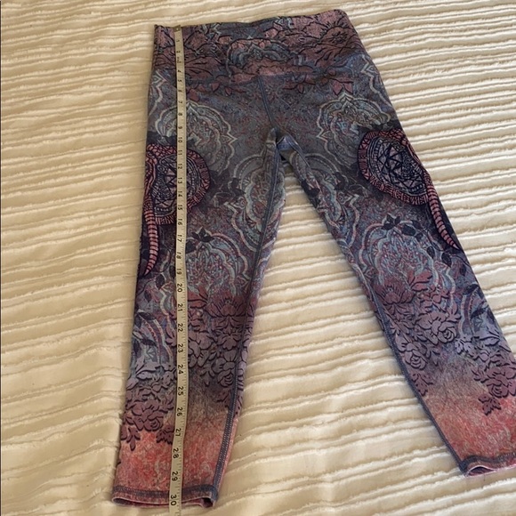 High-waisted Cropped Yoga Leggings with design - Picture 5 of 8